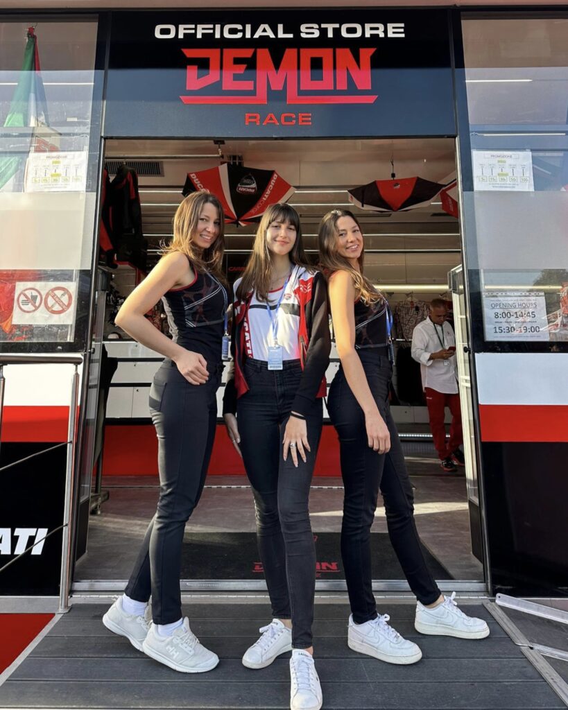 Showbiz supporta Ducati durante la Moto GP: Hostess allo Store Demon Race